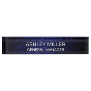 Texte de couleur argent clair sur plaque de bureau
