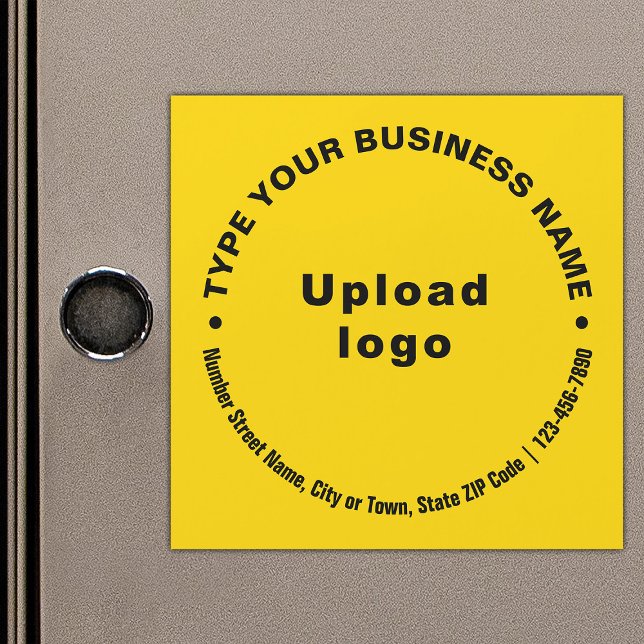 Textes d'affaires circulaires sur carte magnétique (Build brand name awareness. Circular pattern texts of business brand on yellow magnetic card.)