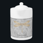 Thé Damask Dragonfly Gold<br><div class="desc">Profitez de votre thé avec une théière personnalisée en damas de libellule d'or. La conception de la théière comporte une libellule colorée contre un motif vintage gris damassé élégant. Autres cadeaux disponibles avec ce design ainsi qu'une variété de couleurs.</div>