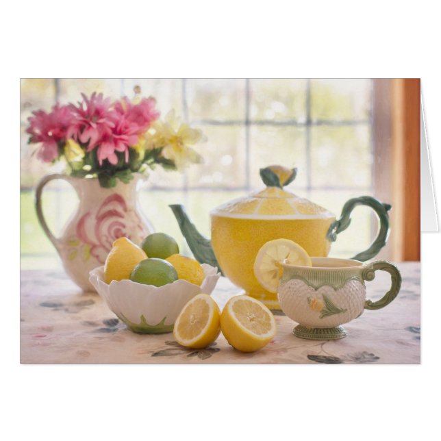 Thé l'après-midi chaud avec des citrons frais (Devant horizontal)