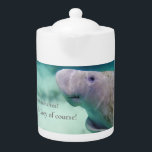 Thé-mana préféré ? Earl Grey bien sûr ! Manatee<br><div class="desc">Mana-théière pour votre thé préféré,  qui doit évidemment être Earl Grey en l'honneur de nos bien-aimés lamantins ! C'est mon design art numérique. Je fais don de 10% des ventes sur tous mes objets manatee pour Save the Manatee Club. 🩵</div>