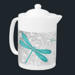 Thé personnalisé de libellule turquoise<br><div class="desc">Profitez de votre thé de l'après-midi à partir d'une théière personnalisée Dragonfly Turquoise. La conception de la théière comprend une libellule colorée, une vigne feuillue blanche molle contre un arrière - plan damassé gris clair avec une zone à personnaliser avec votre nom. Autres cadeaux disponibles avec ce design ainsi qu'une...</div>
