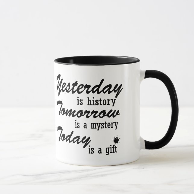 “The Present Is a Gift” Mug – Minimalist Quote  (Droite)