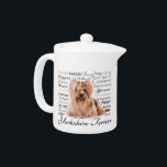 Théière de traits de Yorkie<br><div class="desc">Cette théière de Yorkshire Terrier est un grand cadeau pour n'importe quel amant de Yorkie.</div>