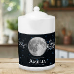 Théière personnalisée lunaire<br><div class="desc">Profitez de votre thé avec une théière Lunaire personnalisée. Teapot design dispose d'une pleine lune ornée d'étoiles contre un arrière - plan du ciel nocturne avec une zone à personnaliser avec votre nom. Autres cadeaux disponibles avec ce design ainsi qu'une variété de couleurs.</div>