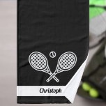 Thème de Tennis Personnalisé Nom Monogramme Tennis<br><div class="desc">Voici notre thème de tennis personnalisé Monogrammed Nom Tennis Ball Hand Towel, conçu spécifiquement pour les amateurs de tennis. Cette serviette est parfaite pour les joueurs simples, les équipes doubles et même les entraîneurs. Avec ses couleurs noir et blanc épuré, la serviette est dotée d'un logo représentant une balle de...</div>