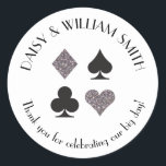 Thème Las Vegas Sticker texte personnalisé Silver<br><div class="desc">La parties scintillant en argent Faux et les costumes de cartes noires sont entourés de texte personnalisable,  ce qui rend ces autocollants ronds parfaits pour toutes sortes de projets et d'occasions. Utilisez-les pour des faveurs étiquettes pour les clients mariages,  pour fermer des enveloppes et plus encore.</div>