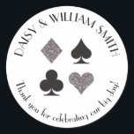 Thème Las Vegas Sticker texte personnalisé Silver<br><div class="desc">La parties scintillant en argent Faux et les costumes de cartes noires sont entourés de texte personnalisable,  ce qui rend ces autocollants ronds parfaits pour toutes sortes de projets et d'occasions. Utilisez-les pour des faveurs étiquettes pour les clients mariages,  pour fermer des enveloppes et plus encore.</div>