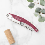 Tire-bouchon Burgundy Red Modern Script Personnalisé Groomsman<br><div class="desc">Cadeaux Groomsman personnalisés avec le nom de toiletteur personnalisé en blanc style de police script moderne avec titre en style de police sans serif moderne sur arrière - plan rouge bordeaux. Aussi parfait pour le meilleur homme,  père de la mariée et plus.</div>