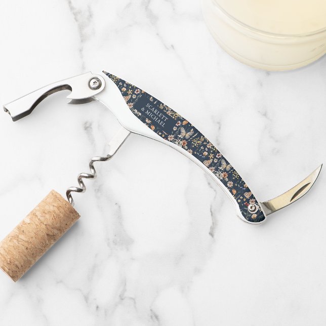 Tire-bouchon de serveur à fleurs bleu marine (Navy Blue Floral Waiter's Corkscrew by Painted Paperie
)