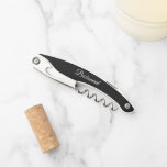 Tire-bouchon Demoiselle d'honneur de mariage personnalisée noir<br><div class="desc">Ouvre-vin personnalisé pour demoiselle d'honneur de mariage avec son nom au dos et imprimé en blanc,  écriture stylisée. Personnalisez le tire-bouchon en modifiant et en remplaçant le nom par celui de votre demoiselle d'honneur. Disponible dans de nombreux schémas de couleurs de mariage populaires pour demoiselle d'honneur.</div>