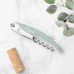 Tire-bouchon Écrivain Personnalisé De Script Moderne<br><div class="desc">Cadeaux Bridesmaid personnalisés avec le nom de la femme d'honneur personnalisée en style de police en script blanc avec le titre en style de police sans serif moderne sur arrière - plan vert sage. Parfait aussi pour femme de ménage d'honneur,  mère de la mariée et plus.</div>