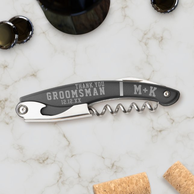 Tire-bouchon Groomsman Merci Sporty Monogramme Mariage Faveur (Add your initials and wedding date to this sporty groomsman wedding favor corkscrew. He'll love it!)