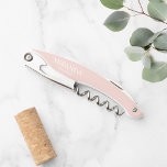 Tire-bouchon Nom de la servante moderne personnalisée<br><div class="desc">Vis-à-vis de demoiselle d'honneur moderne et personnalisée. Ce design présente le nom et le titre de la serveuse de pont personnalisée en style de police serif classique blanc sur arrière - plan rose pâle. Aussi parfait pour Maid of Honor et plus.</div>