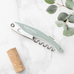 Tire-bouchon Nom de la servante moderne personnalisée<br><div class="desc">Vis-à-vis de demoiselle d'honneur moderne et personnalisée. Ce design présente le nom et le titre de la serveuse de pont personnalisée en style de police serif classique blanc sur arrière - plan vert sage. Aussi parfait pour Maid of Honor et plus.</div>