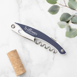 Tire-bouchon Script moderne Salons personnalisés<br><div class="desc">Script moderne Groomsmen Personnalisé Vis-à-vis avec nom de marionnettiste personnalisé en blanc style de police de script moderne avec titre en style de police sans serif moderne sur arrière - plan bleu marine. Aussi parfait pour le meilleur homme,  père de la mariée et plus.</div>