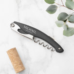 Tire-bouchon Un Groomsman personnalisé noir et blanc moderne at<br><div class="desc">Vis à vis personnalisé moderne noir et blanc. Ce design présente le nom et le titre du marionnettiste personnalisé en style de police serif classique blanc sur vis à vis noir. Aussi parfait pour le meilleur homme,  père de la mariée et plus.</div>
