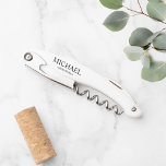 Tire-bouchon Un Groomsman personnalisé noir et blanc moderne at<br><div class="desc">Vis à vis personnalisé moderne noir et blanc. Ce design présente le nom et le titre du marionnettiste personnalisé en style de police serif classique noir sur vis à vis blanches. Aussi parfait pour le meilleur homme,  père de la mariée et plus.</div>