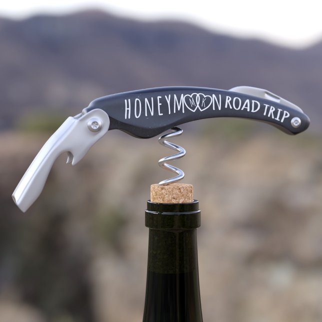 Tire-bouchon Voyage sur la route de miel Coeur Monogramme Noir (Off on your honeymoon road trip adventure of a lifetime? You'll need a corkscrew! Add your initials)