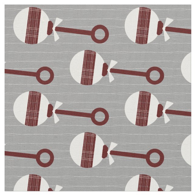 Tissu Aggie Maroon Plaid Baby Rattle sur Grey (Fermer)