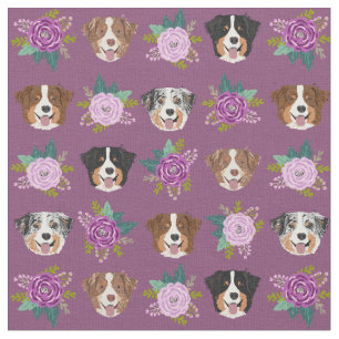 Tissu Le chien australien Shepherd fait face à des fleu