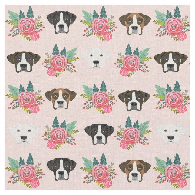 Tissu le chien de boxe face aux fleurs rose pastel (Fermer)