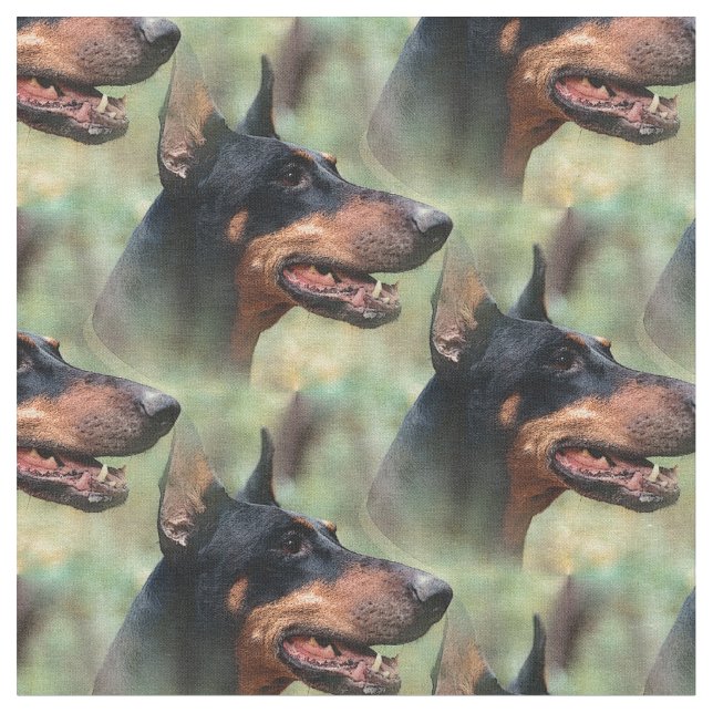 Tissu Pinscher de dobermann dans les bois (Fermer)