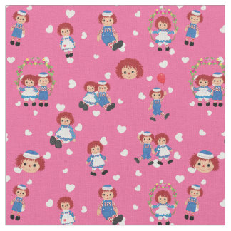 Tissu Raggedy Ann et Andy sur des cœurs qui tombent sur