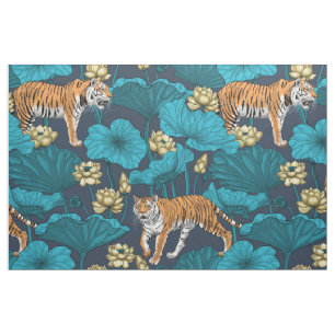 Tissu Tigres dans l'étang jaune de lotus