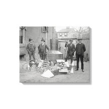 Agents de la prohibition avec une distillerie clan
