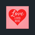 Toile Amour Vit Ici Message<br><div class="desc">Un message optimiste qui dit "L'amour vit ici". Le thème rouge et rose avec un grand coeur comme motif principal. Signez pour une maison heureuse.</div>