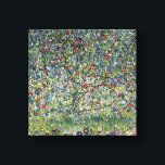 Toile Arbre pomme Gustav Klimt<br><div class="desc">Impression de toile Gustav Klimt Apple Tree. Peinture à l'huile sur toile de 1912. Un magnifique paysage de la période postérieure du Klimt. Un grand cadeau pour les amateurs de peinture paysagère, pommiers, art nouveau et Gustav Klimt.</div>