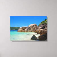 Belle Mer Tropicale avec Côte Rocheuse Couverte