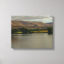 Belle rivière Flowing dans le désert avec Farmland