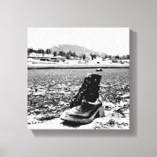 Toile Botte sur un lit de lac asséché.