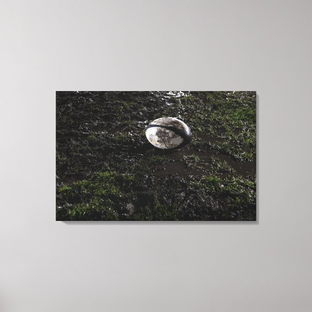 Toile Boule de rugby boueuse assise sur une herbe mâchée (Recto)