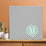 Toile Charbon et menthe vert Chevrons sur mesure Monogra<br><div class="desc">Ajoutez vos monogrammes à ce motif design et graphique aux couleurs populaires.</div>