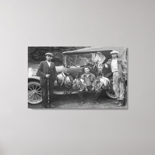 Toile Chasseurs posant avec le jeu au club de Finneys de