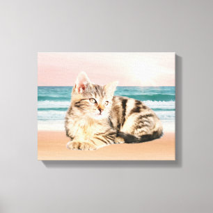 Toile Chat rayé assis sur la plage au coucher du soleil,