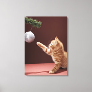 Toile Chaton jouant avec la babiole de Noël sur l'arbre