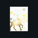 Toile Cherchez la licorne magique au quotidien or<br><div class="desc">June Erica Vess est une artiste contemporaine qui aime utiliser des lignes, des motifs et des couleurs vives dans ses tableaux. Cette impression fillette et amusante avec une silhouette de licorne d'or et une citation motivationnelle a été officiellement autorisée par World Art Group. Le motif, mignon, coloré, chatoyant licorne et...</div>