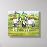 Chevaux De Peinture Gris De Pâte De Poisson En Été