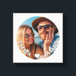 Toile Coeurs d'amour mignons Photo de couples avec préno<br><div class="desc">Toile personnalisée avec photo de couple, noms et cœur d'amour, avec votre photo préférée et un cœur d'amour, personnalisée avec vos noms en écriture blanche moderne. Personnalisez en modifiant le texte dans la zone de texte prévue et en ajoutant votre propre image. Cadeaux parfaits pour les couples, petit ami, petite...</div>