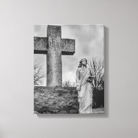 Crucifix et ange en noir et blanc