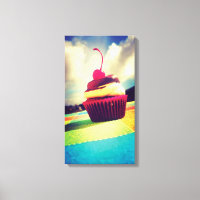 Cupcake coloré avec cerise sur le dessus