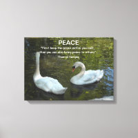 Cygnes blancs sur l'eau avec citation de paix