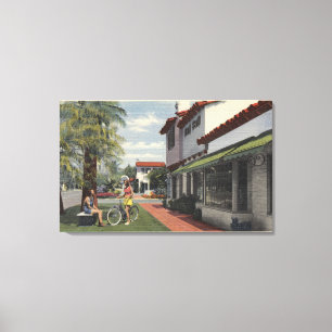 Toile Dames dans l'usage d'été dans la plaza