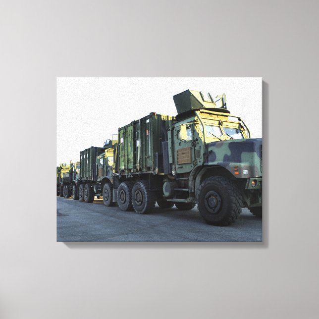Toile Des camions blindés sont assis sur la jetée à More (Recto)