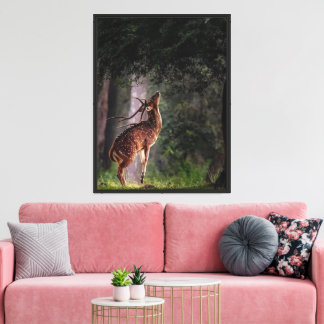 Toile Des cerfs gracieux à la portée des Feuilles sauvag