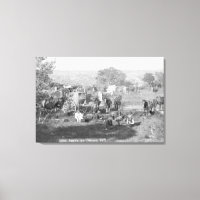 Des cowboys mangent autour d'un camping Photograph